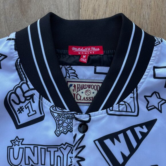MITCHELL & NESS LAKERS GRAPHIC DOODLE SATIN BOMBER JACKET Women’s sz M White - Picture 3 of 13